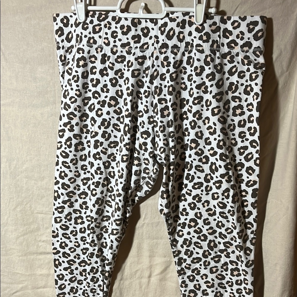 Women’s XL Leggings white leopard print